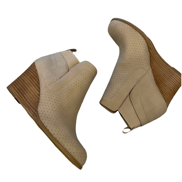 DV by Dolce Vita Boot Bootie Gerdy 9 beige Wedge Heel Fall Autumn - Picture 1 of 9